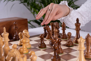 Dynastie shakkinappulat  <br>akaasiasta and puksipuusta