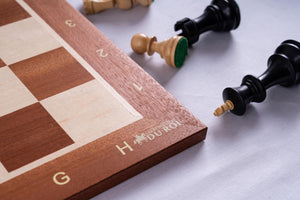 Banner Chess Set <br>en caoba y boj