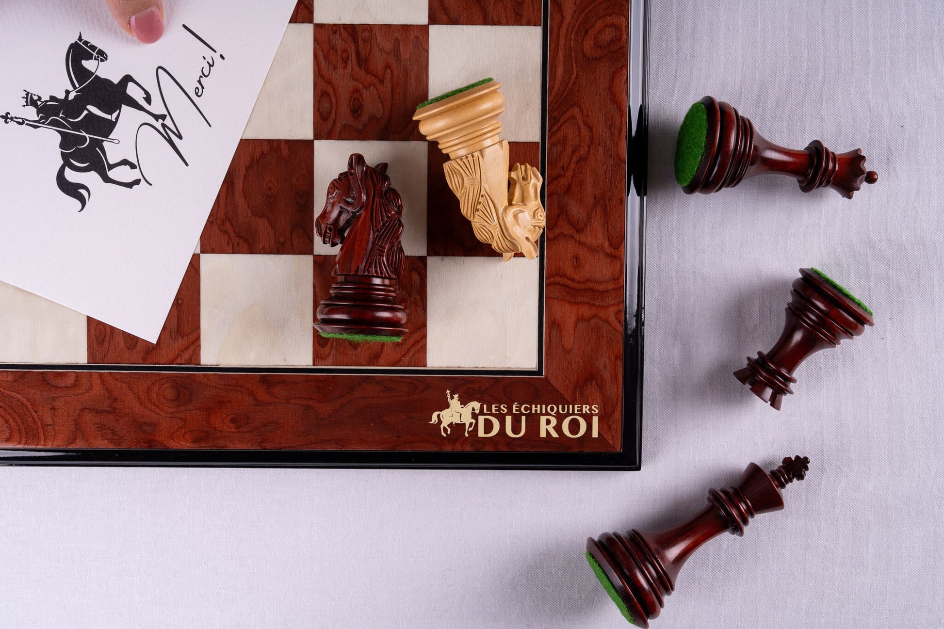 Set de șah Le Trône <br>din rădăcină de frasin