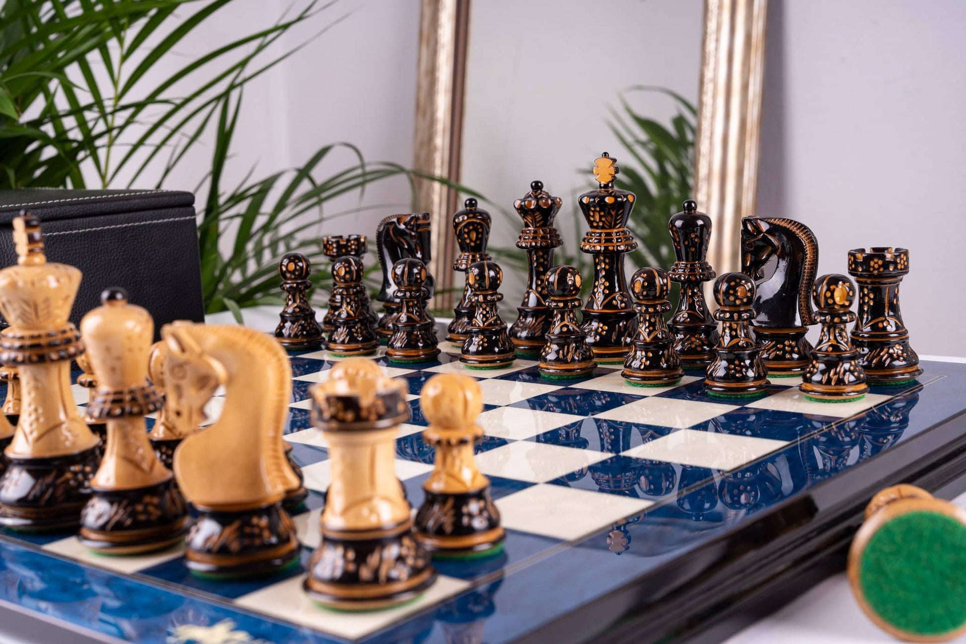 Chess Set Blue Impérial <br>in Ash Burl