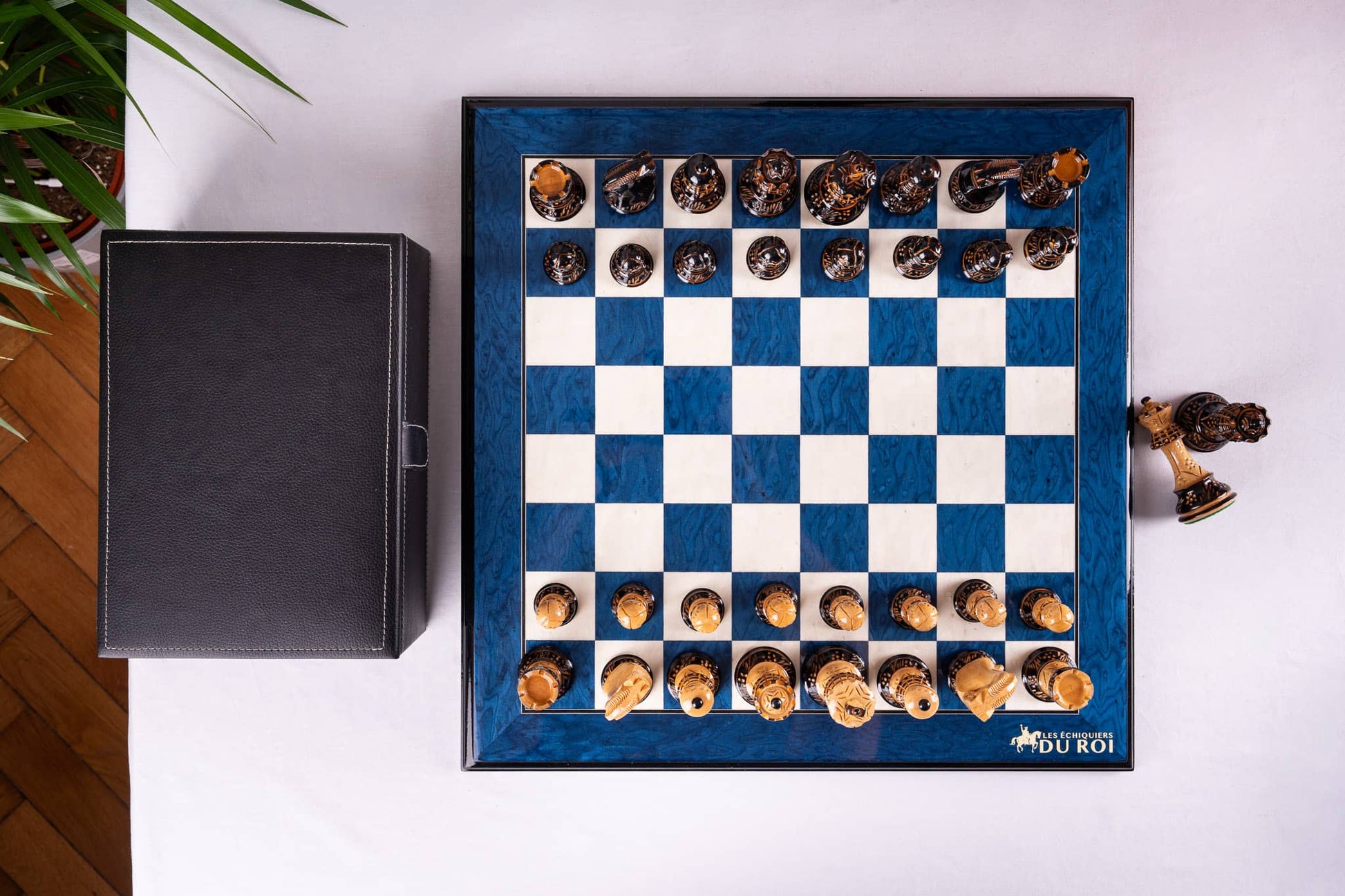 Chess Set Blue Impérial <br>in Ash Burl