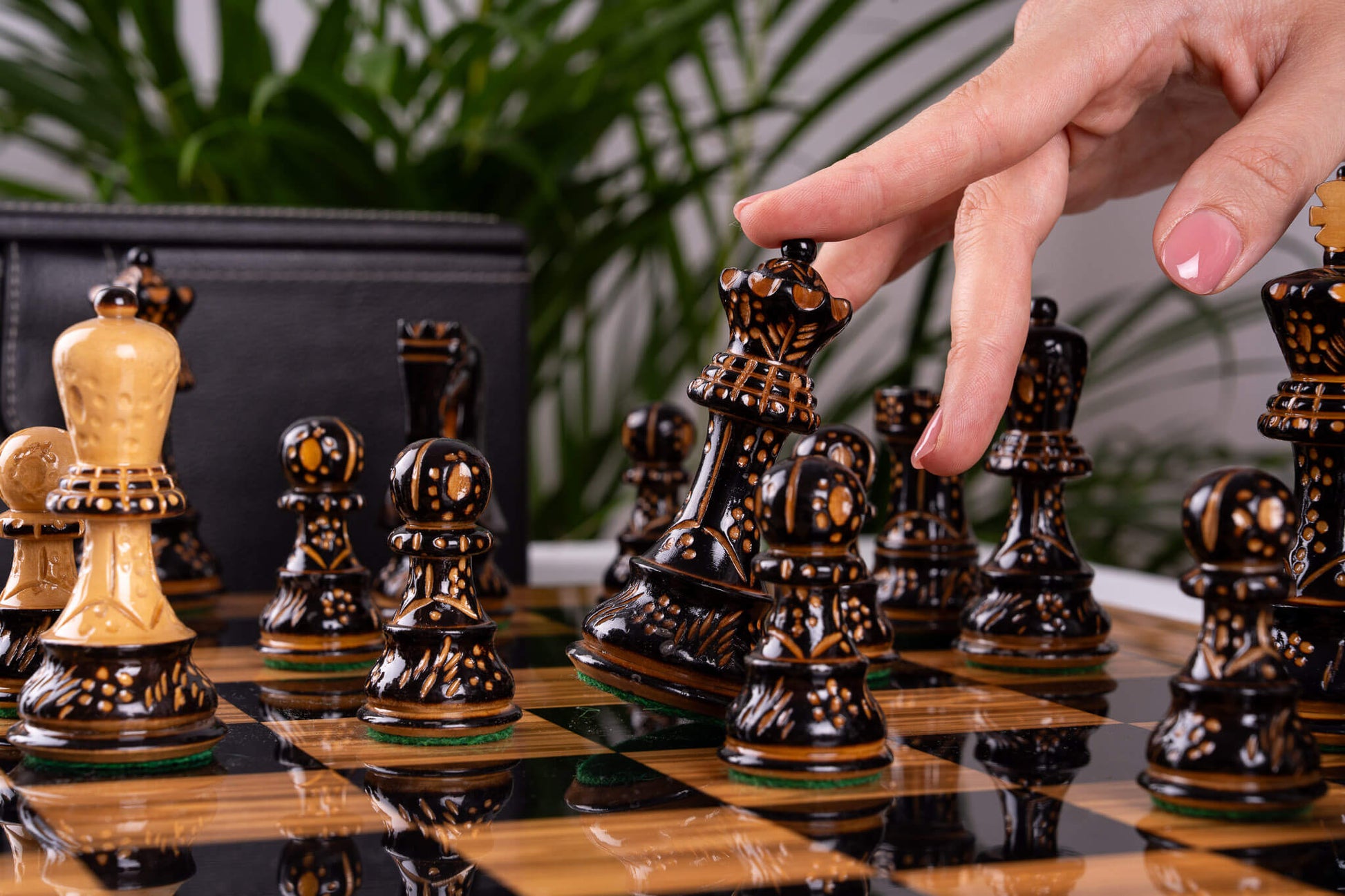Chess Set Œuvre <br>in Olive wood