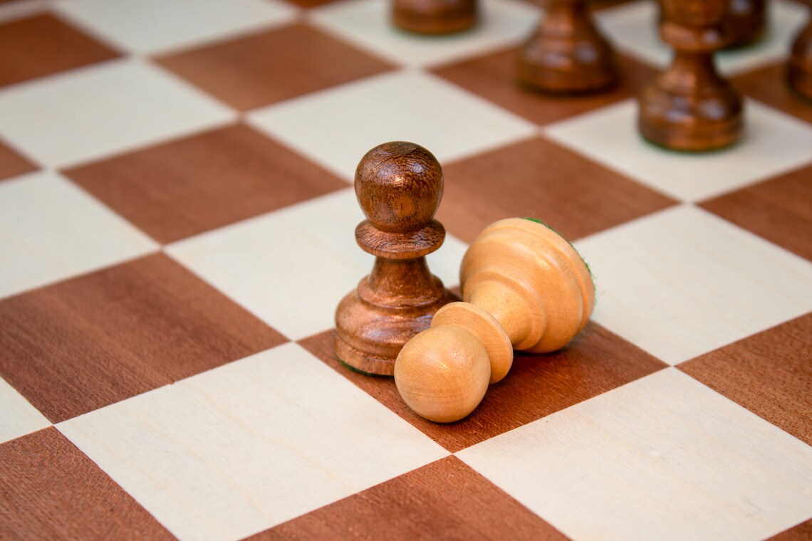 'Amber' Chess Set <br>Crafted in Mahogany Wood