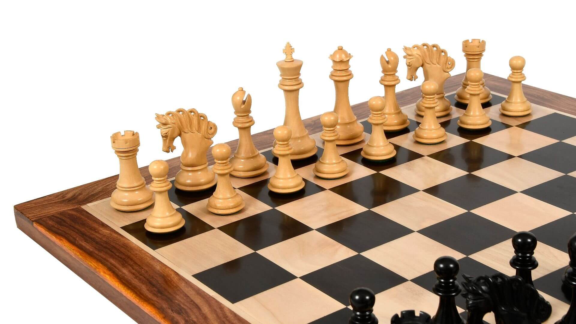 Jeu d'Echecs Artisanal en Bois d'Ebene de Luxe