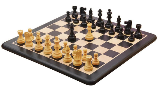 Nobility šaha figūras, darinātas <br>no ebonizēta un dabīga buksusa