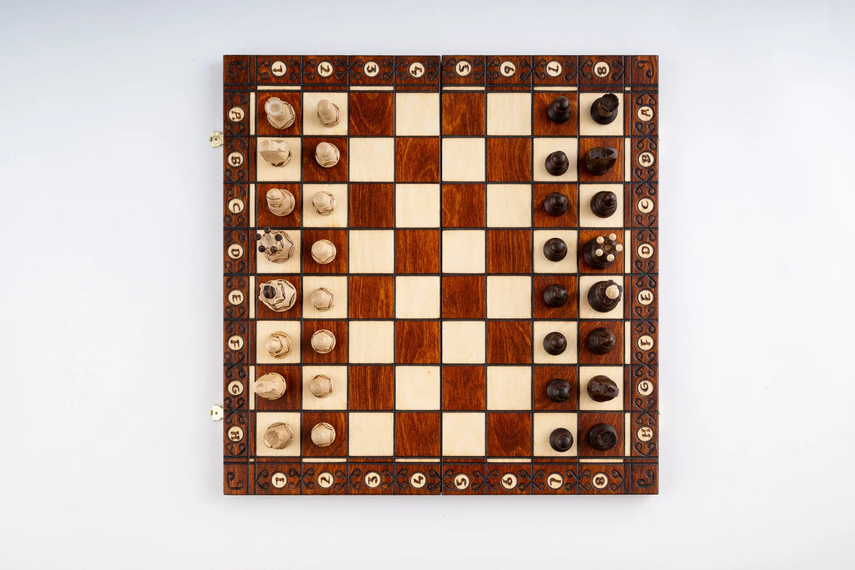 Artisanal Chess Set Crafted in Maple and Hornbeam — Product view 2